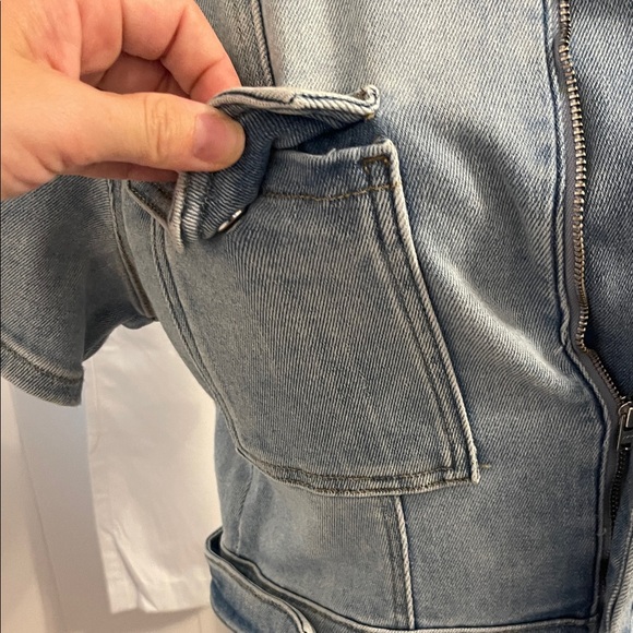 Good American Light Wash Denim Short-Sleeve Overalls - Picture 4 of 5